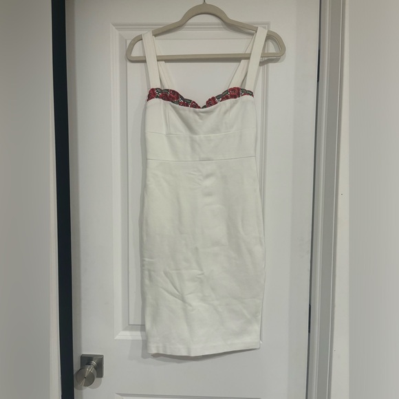 White dress with rose lace detail size xs. Loa Label Montreal - Picture 6 of 7